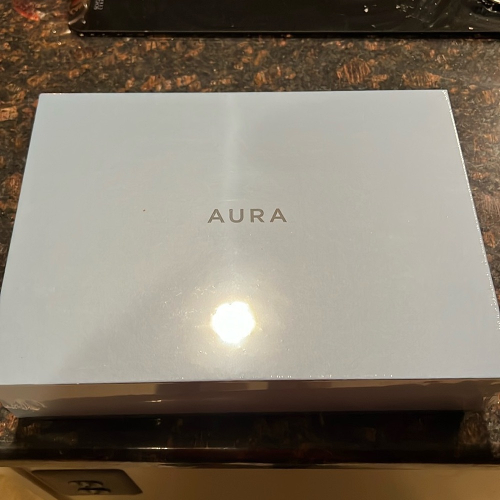 Aura Carver wi-fi connected digital picture frame. NIB